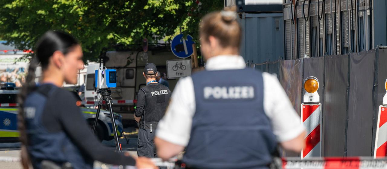 Polizisten untersuchen einen Tatort in der Nähe des Münchner Ostbahnhofs.