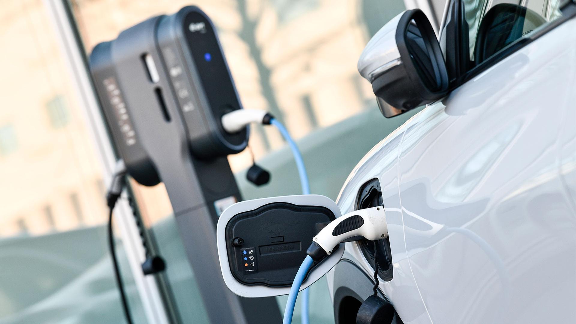 Ein E-Auto an der Ladesäule. | picture alliance / Fotografie Ki