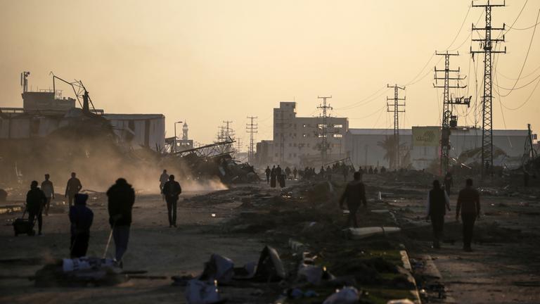 Menschen laufen zwischen Trümmern im Süden des Gazastreifens