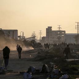 Menschen laufen zwischen Trümmern im Süden des Gazastreifens