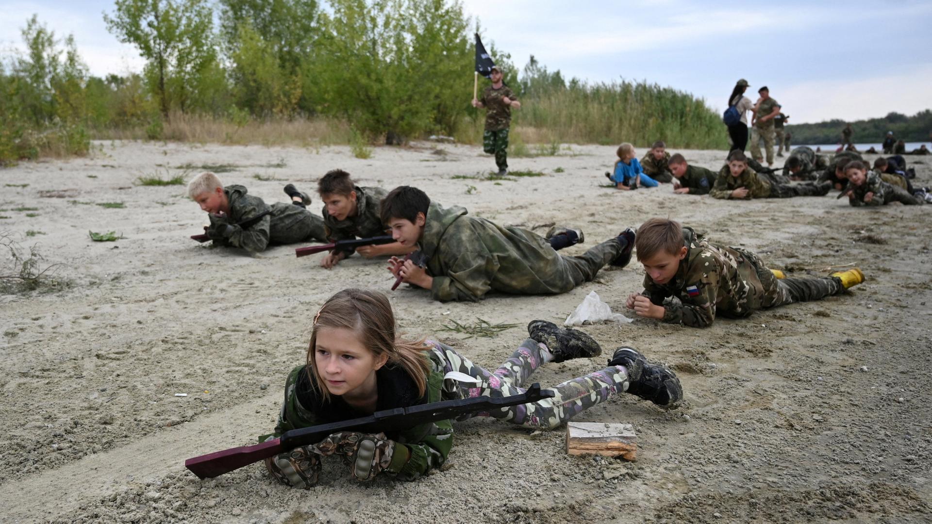 Kinder beim Militärtraining in einem russischen Ferienlager. | REUTERS