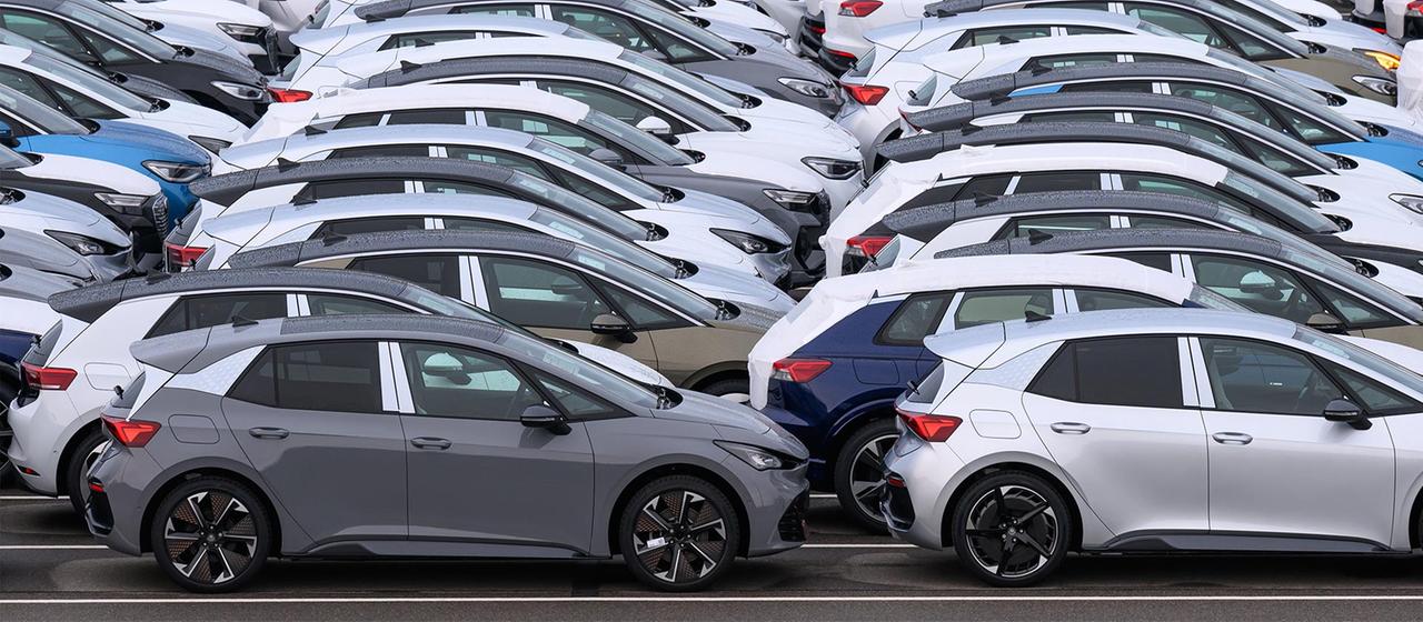 Neuwagen stehen zur Auslieferung auf einem Parkplatz auf dem Werksgelände von Volkswagen in Zwickau.