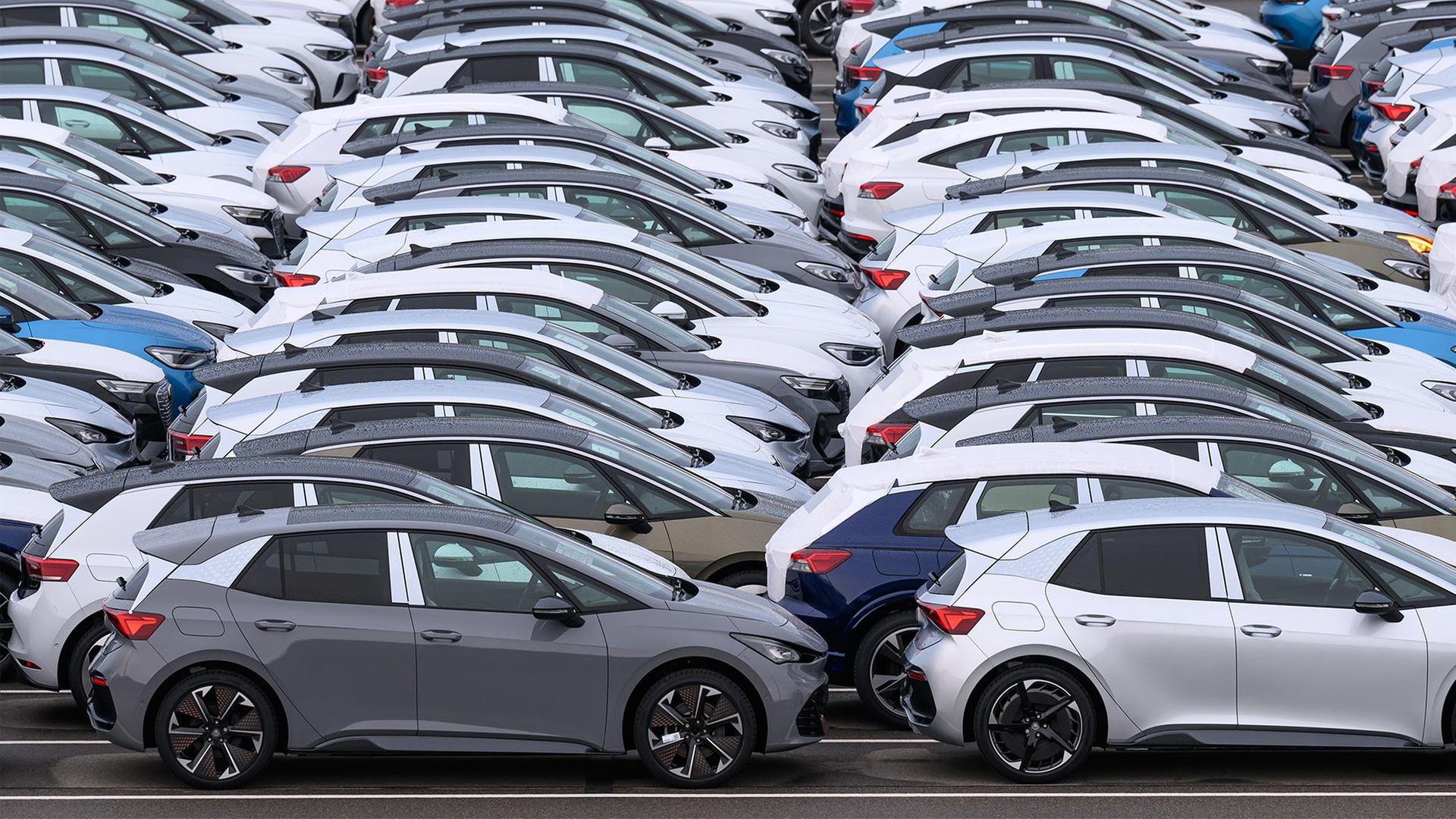 Neuwagen stehen zur Auslieferung auf einem Parkplatz auf dem Werksgelnde von Volkswagen in Zwickau. | picture alliance/dpa