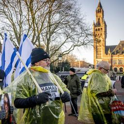 Pro-israelische Demonstrierende stehen vor dem Internationalen Gerichtshof zu einer Völkermord-Klage Südafrikas gegen Israel stattfinden