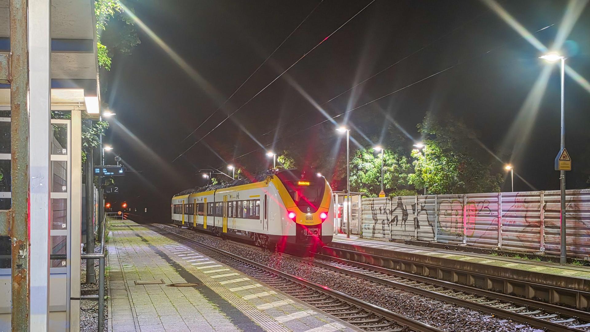Ein Zug steht am Bahnof in Ettlingen-Bruchhausen. | Melanie Keul/EinsatzReport24 /dp