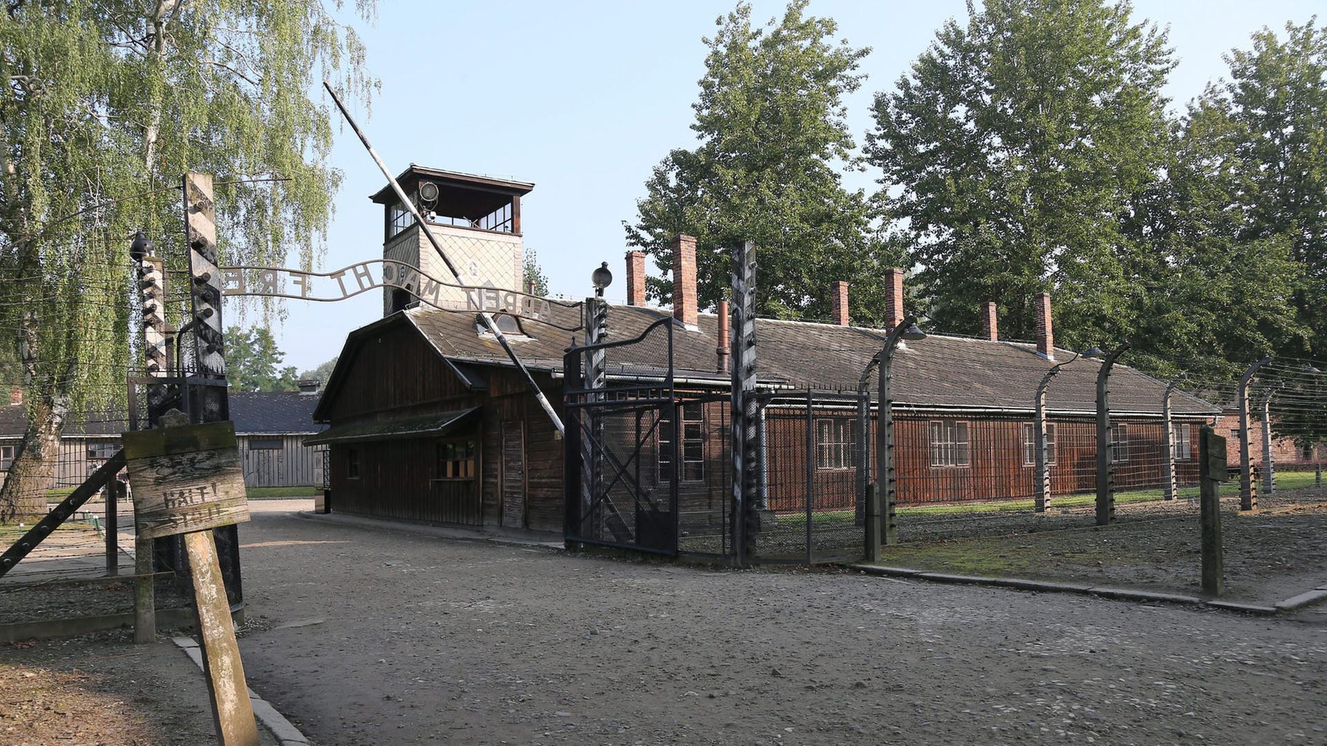 Der Eingang zum ehemaligen deutschen Konzentrations- und Vernichtungslagers Auschwitz-Birkenau. | picture alliance / dpa