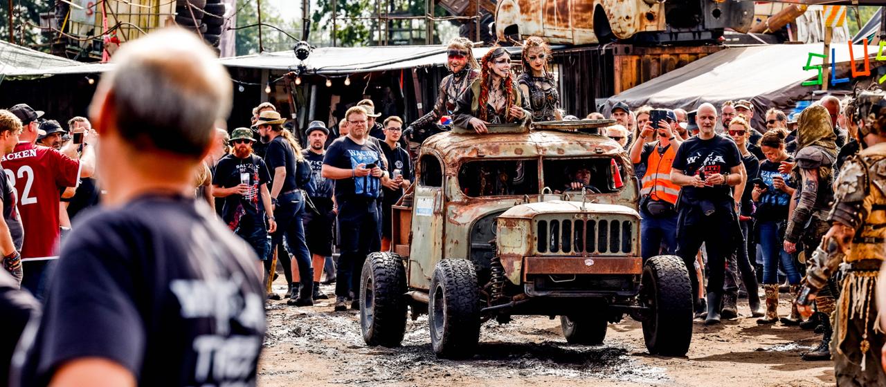 Fams im Schlamm beim Wacken-Festival