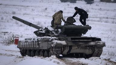 Ukrainische Soldaten auf einem Panzer