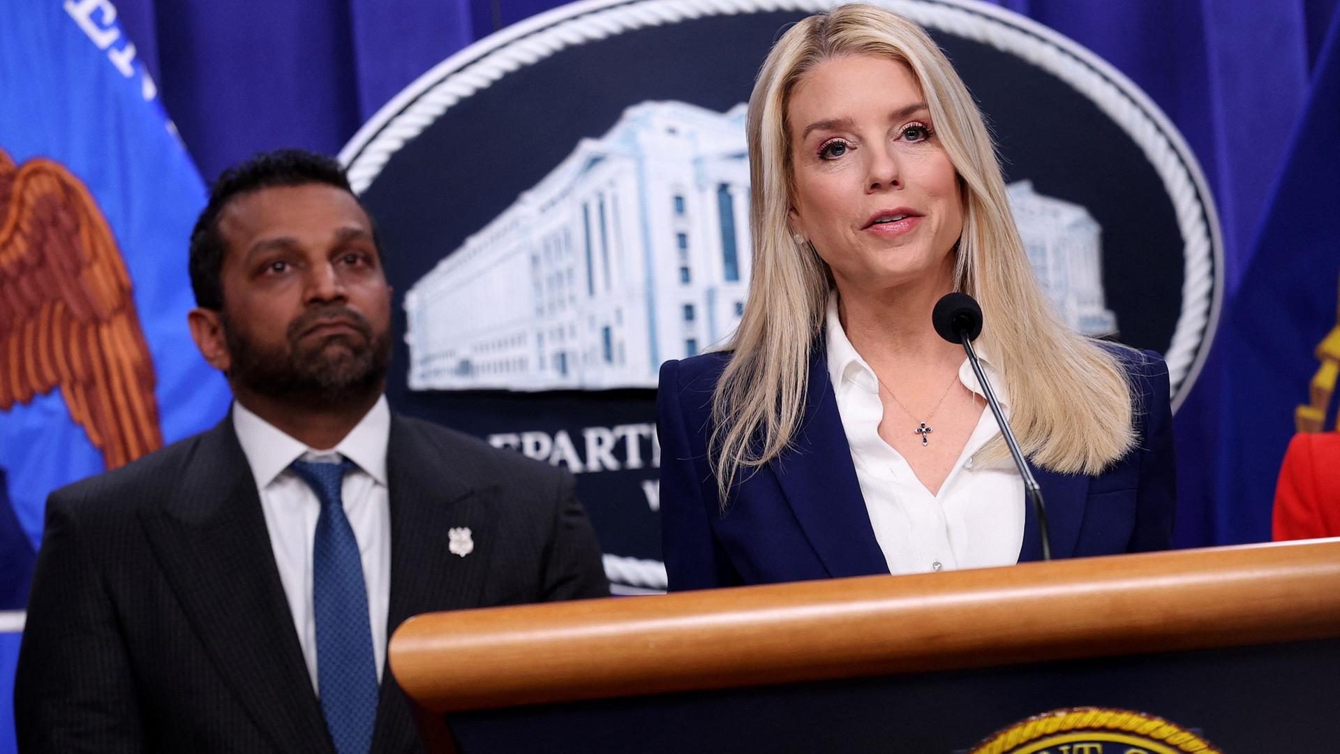 US-Justizministerin Pam Bondi und FBI-Direktor Cash Patel auf einer Pressekonferenz | Getty Images via AFP