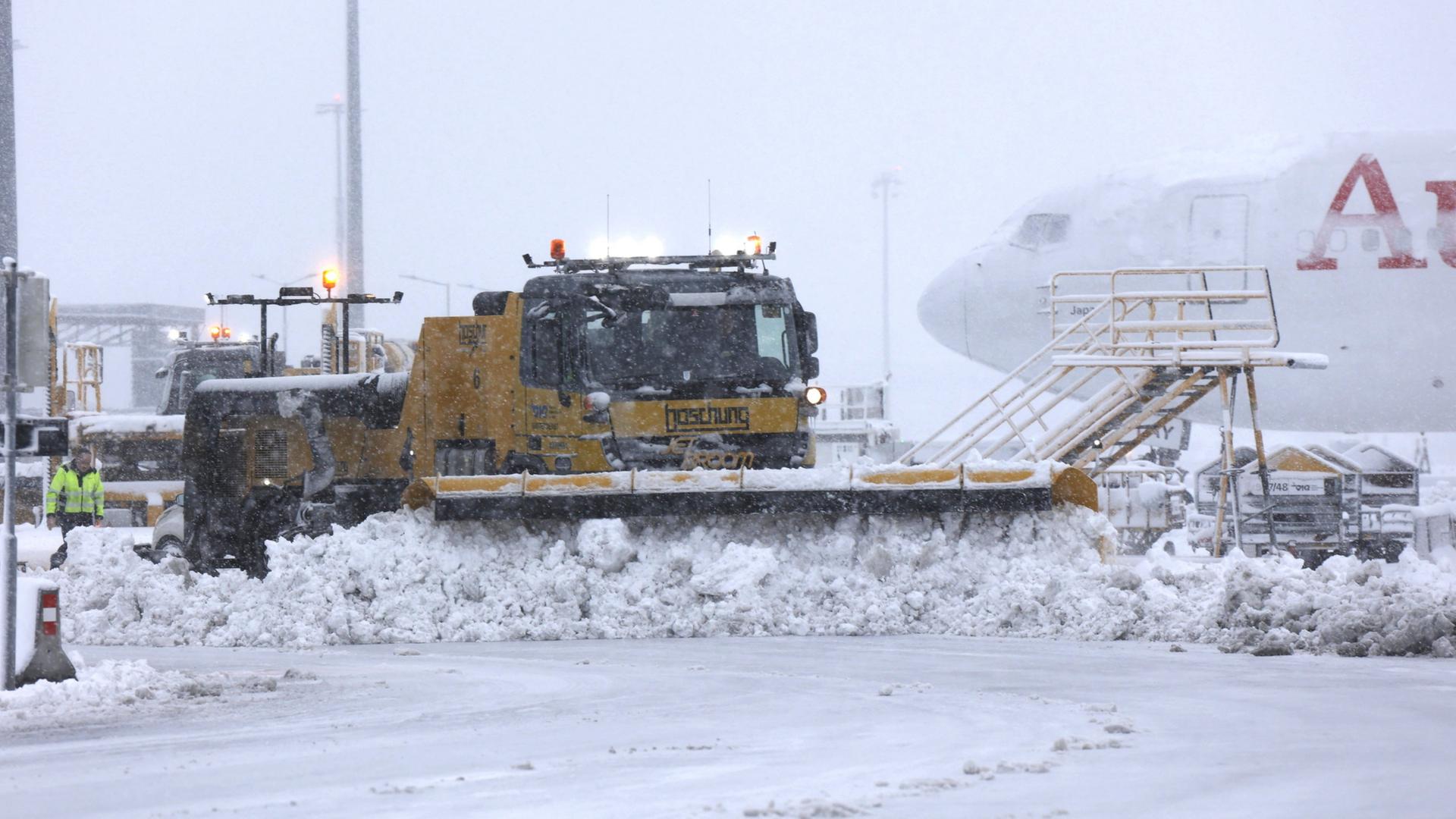 Ein R�umfahrzeug r�umt die Landebahn am Flughafen Wien-Schwechat. | Unbekannt/FLUGHAFEN WIEN/APA/dpa