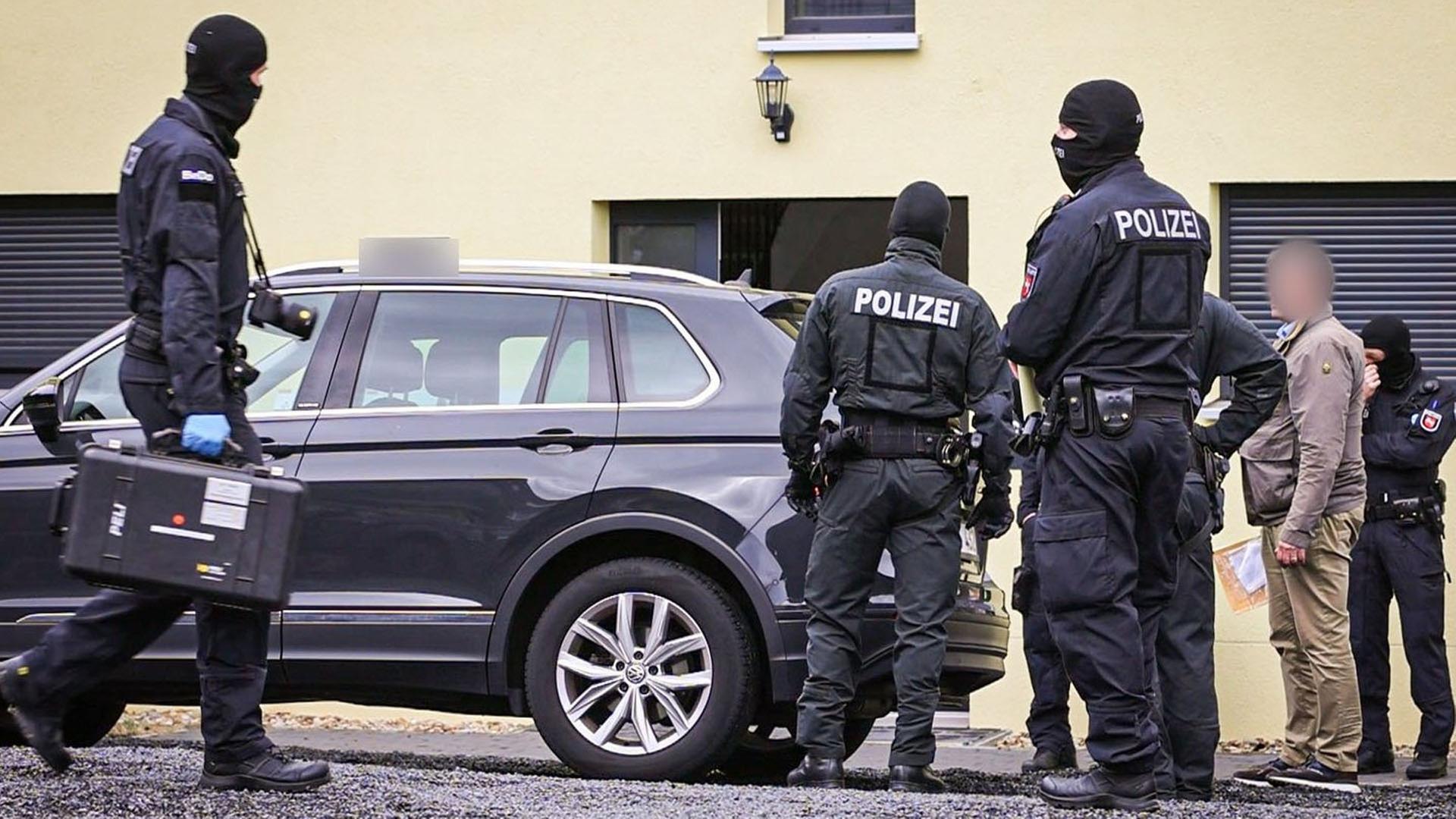 Polizisten bei einem Einsatz in Hildesheim, Niedersachsen. | dpa