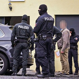 Polizisten bei einem Einsatz in Hildesheim, Niedersachsen.