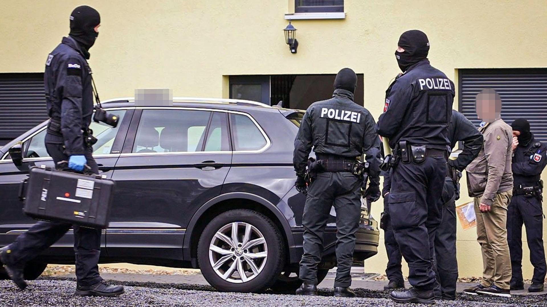 Polizisten bei einem Einsatz in Hildesheim, Niedersachsen. | dpa