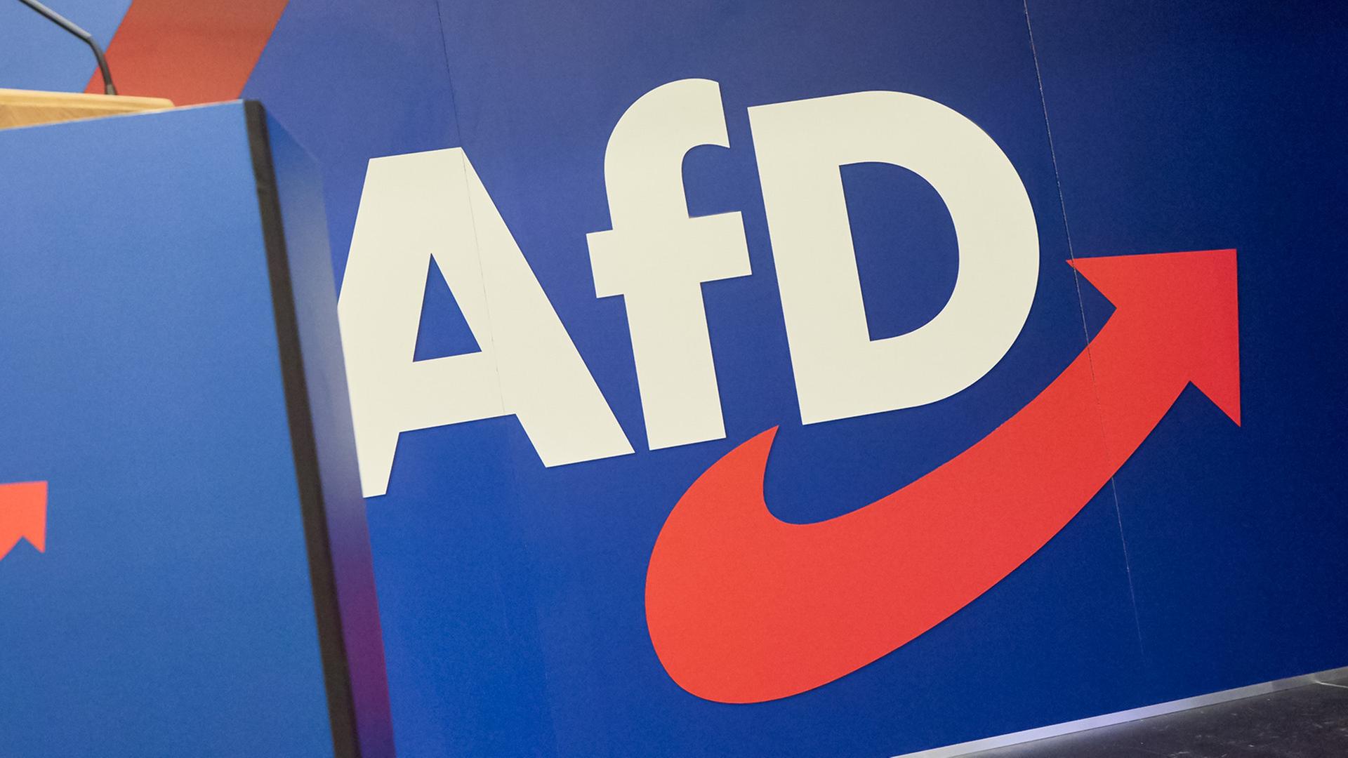 Das Logo der AfD ist hinter einem Rednerpult zu sehen. | dpa