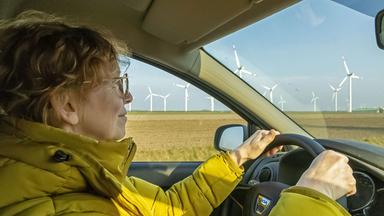 Eine ältere Frau am Steuer eines Autos