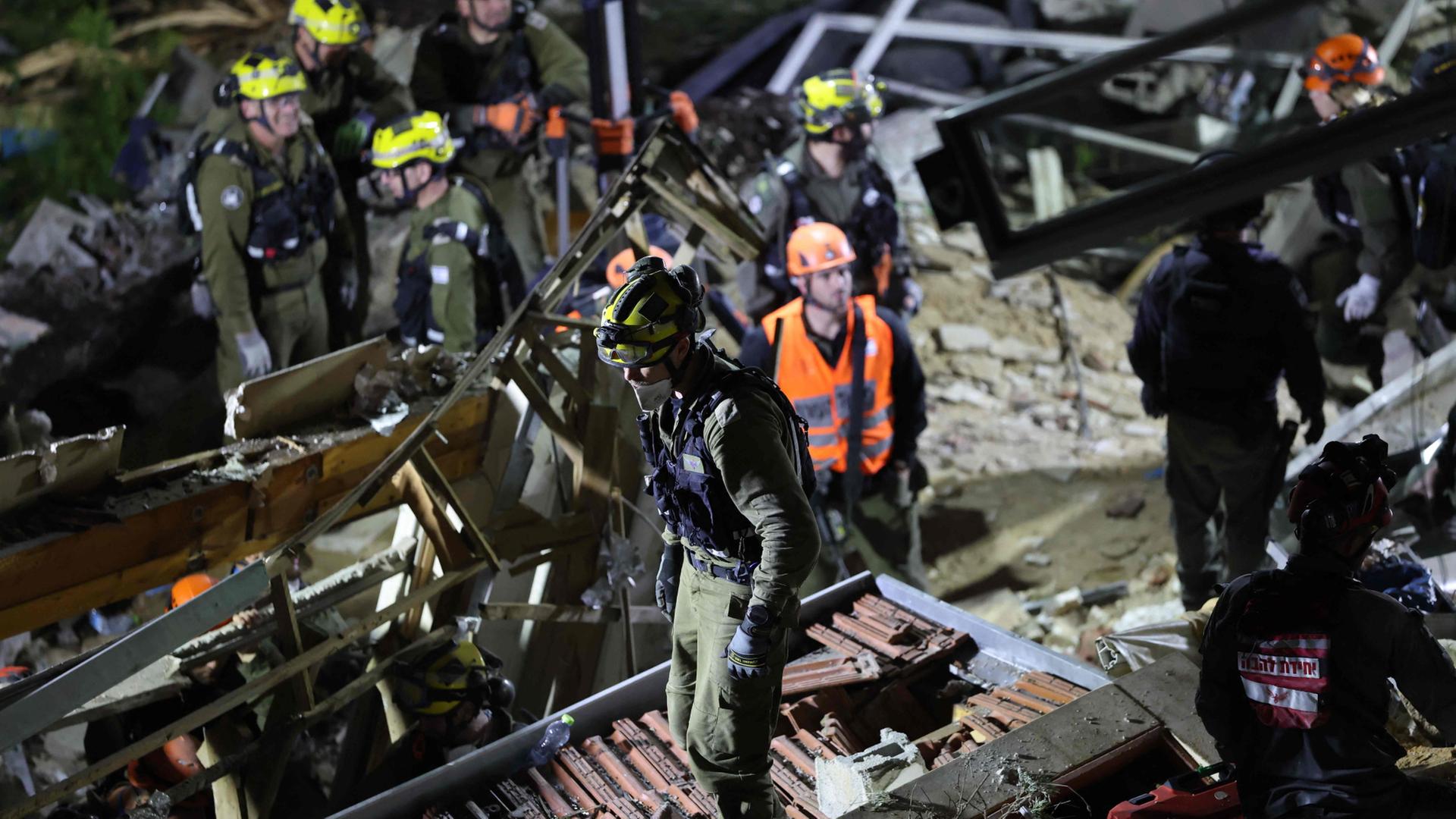 Rettungskräfte suchen im israelischen Haifa nach Verschütteten am Einschlagsort einer iranischen Rakete | AFP
