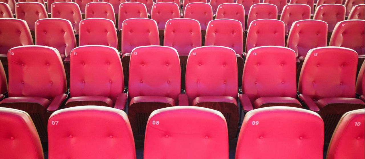 Sitze in einem leeren Kinosaal