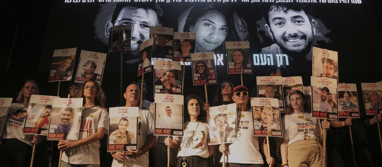 Angehörige von Hamas-Geiseln nehmen an einer Kundgebung für deren Freilassung teil. | dpa Angehörige von Hamas-Geiseln nehmen an einer Kundgebung für deren Freilassung teil.