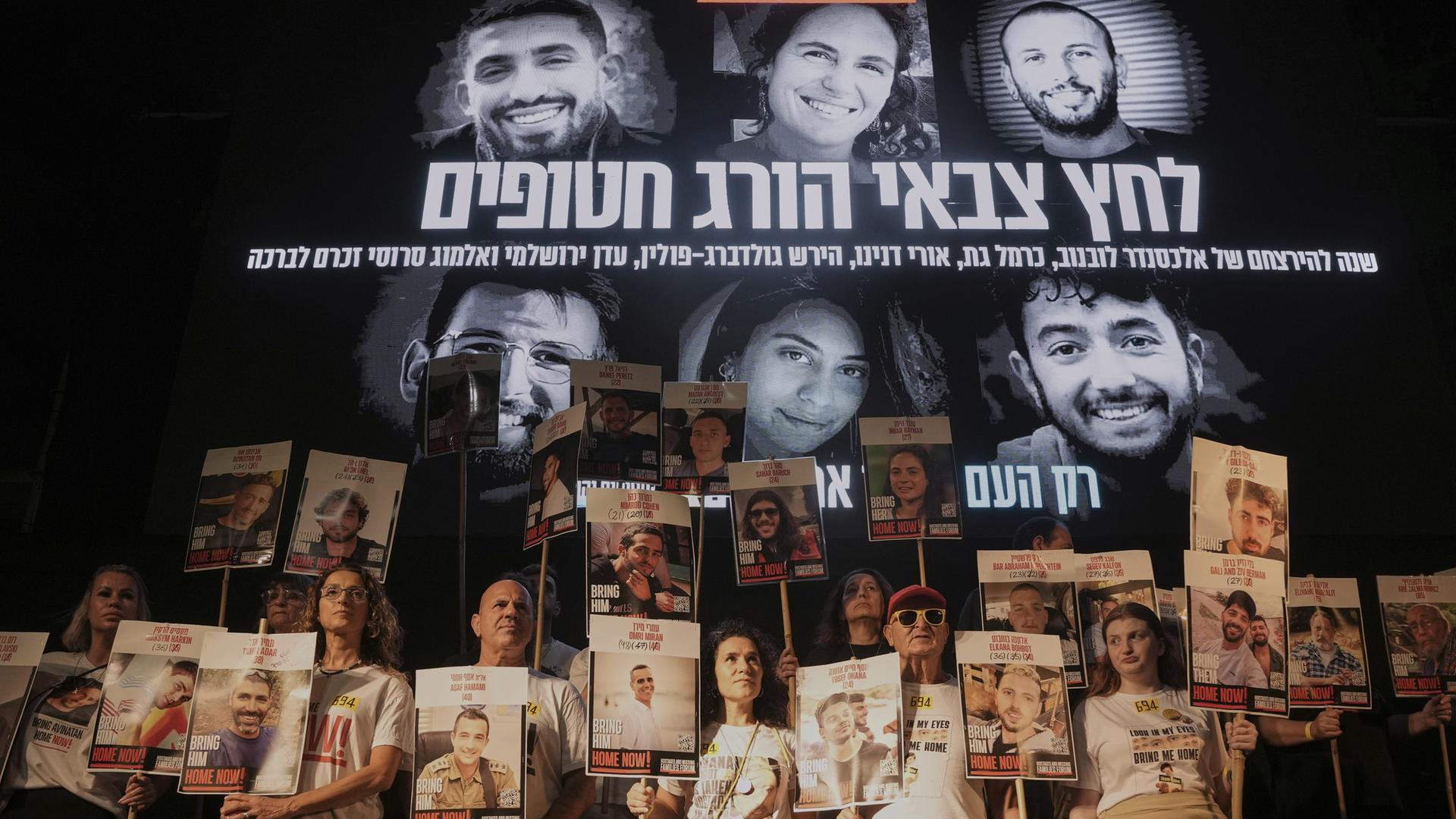 Angehörige von Hamas-Geiseln nehmen an einer Kundgebung für deren Freilassung teil. | dpa