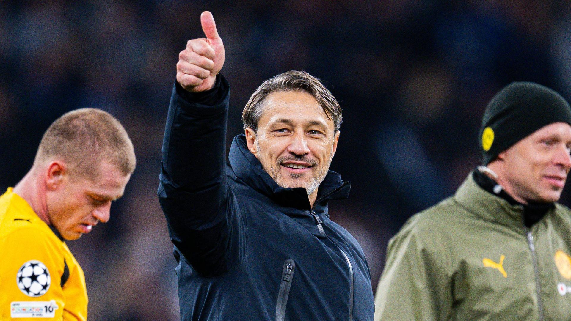 BVB-Trainer Niko Kovac zeigt einen Daumen nach oben | IMAGO/Noah Wedel