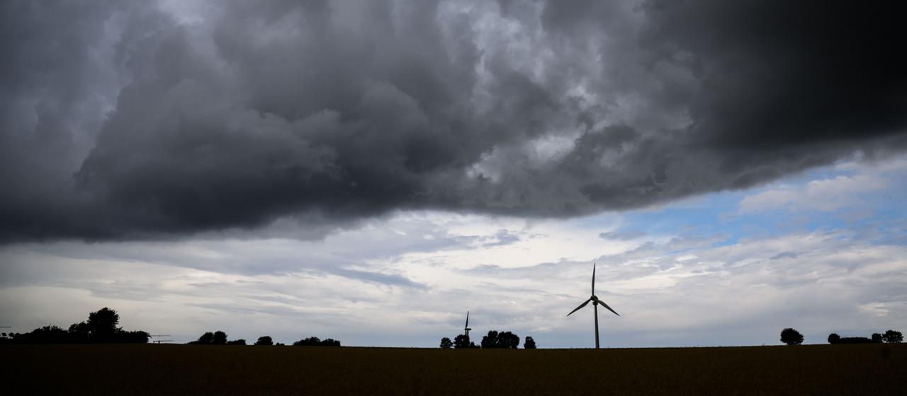 Dunkle Wolken über einem Windrad 
