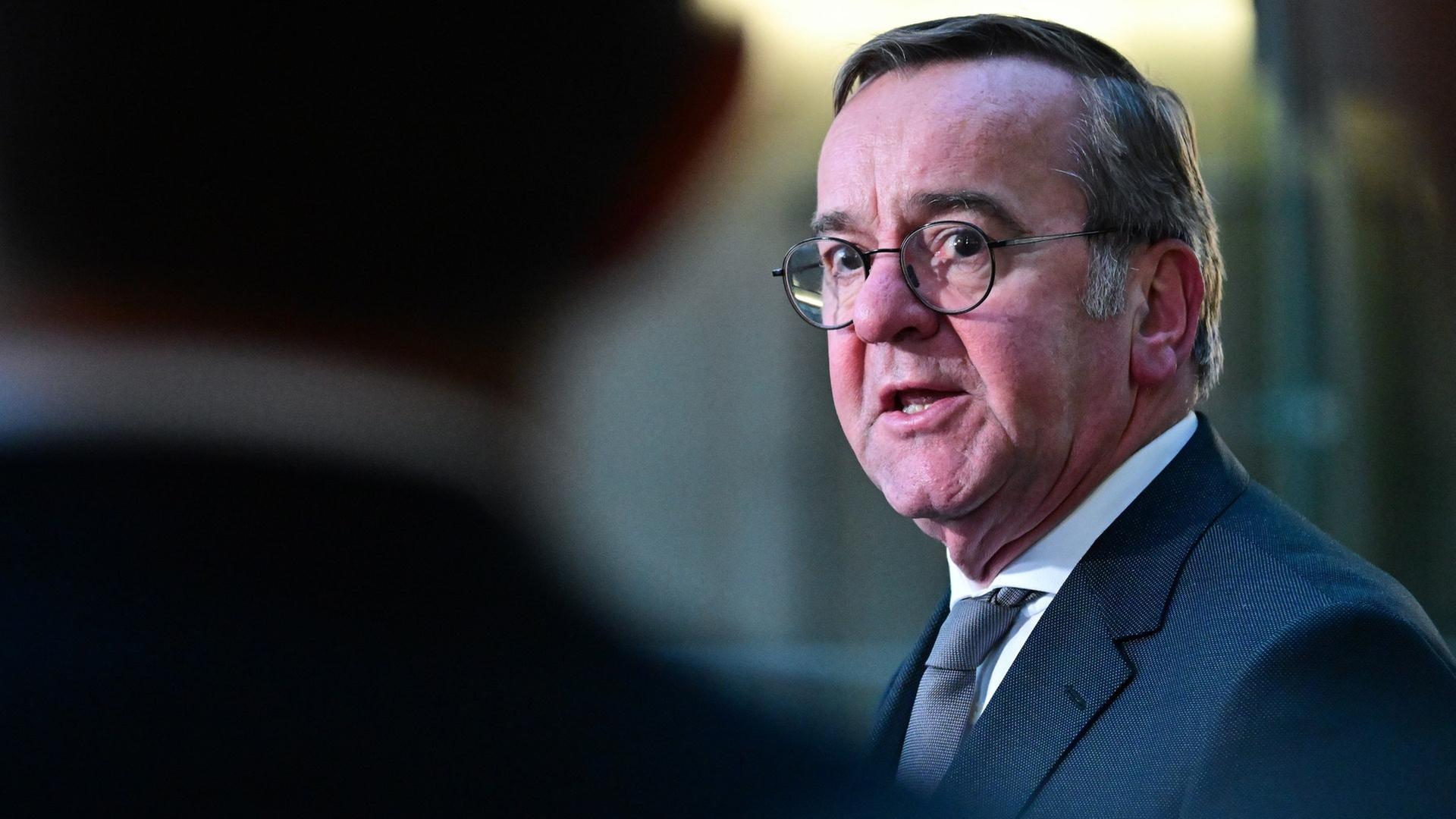 Boris Pistorius (SPD), Bundesverteidigungsminister, gibt ein Pressestatement (Archivbild). | picture-alliance / Reportdienste, picture alliance/dpa | Sebastian Gollnow