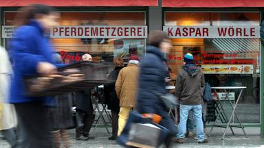 Schaufenster der Pferdemetzgerei Kaspar Wörle am Viktualienmarkt in München.