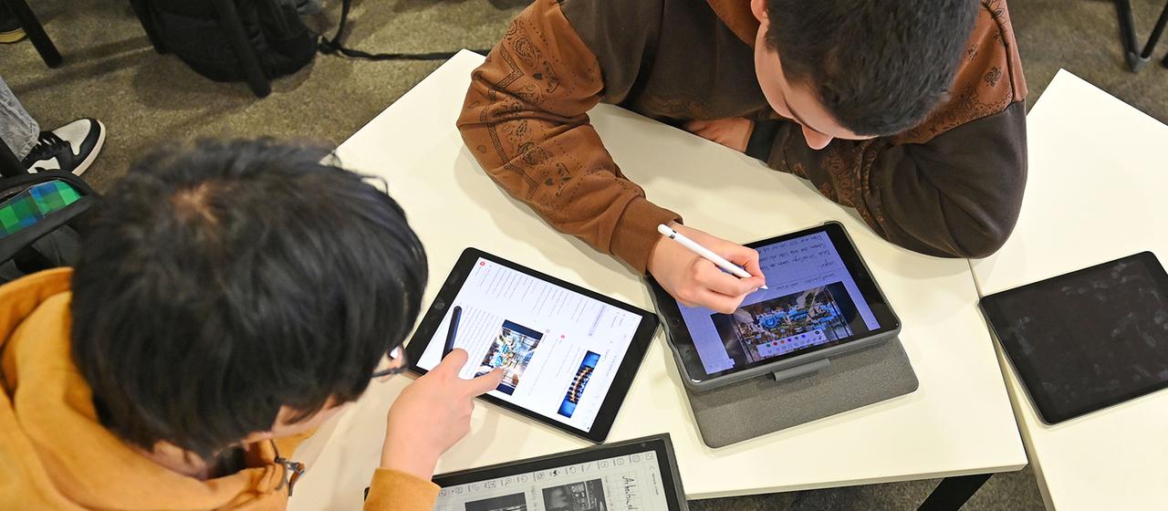 Schüler arbeiten im Unterricht an Tablets. | picture alliance / SvenSimon Schüler arbeiten im Unterricht an Tablets.