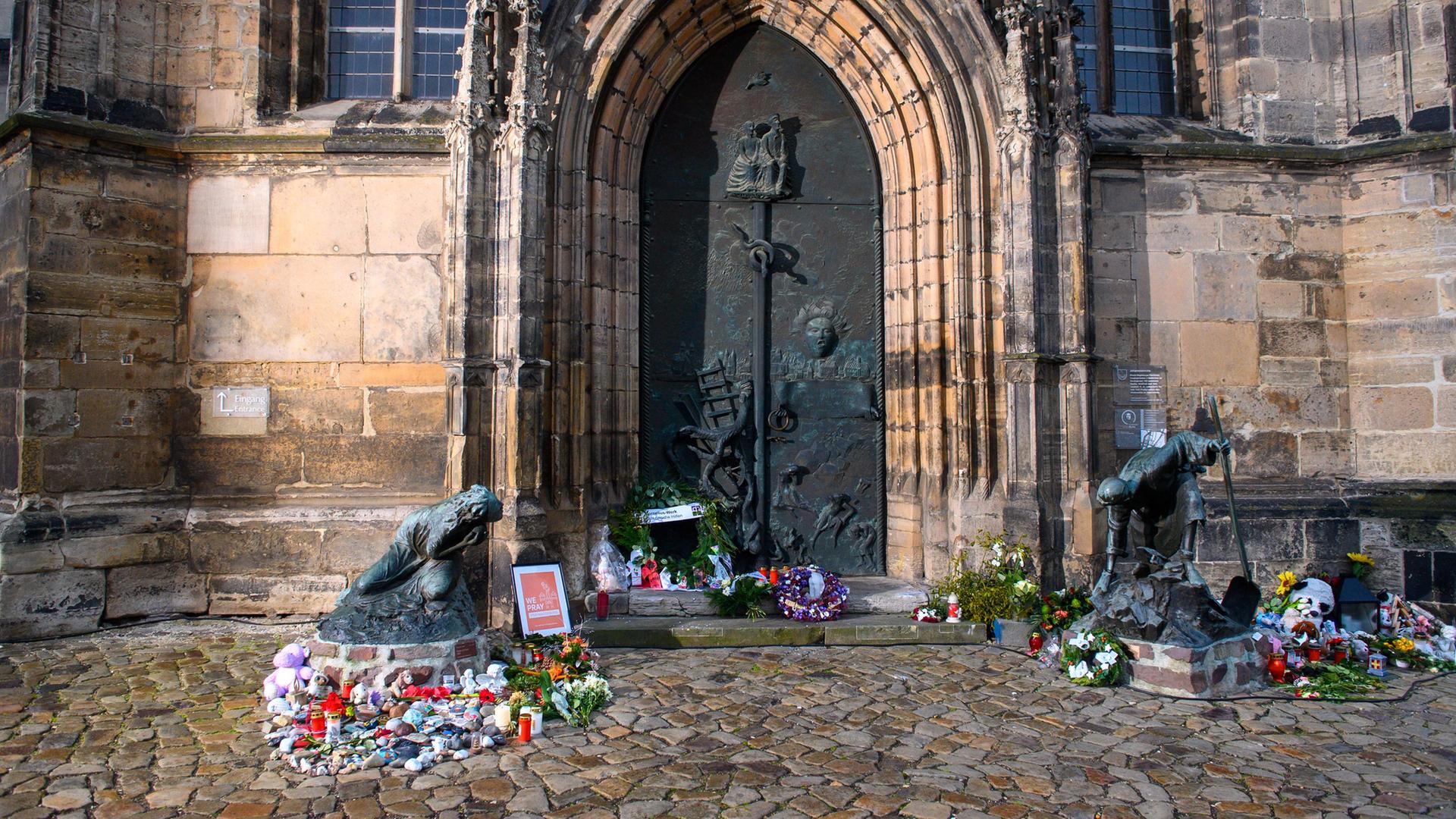Der Gedenkort am Portal der Magdeburger Johanniskirche ist für den Gedenktag zum Anschlag auf den Weihnachtsmarkt vorbereitet. | dpa