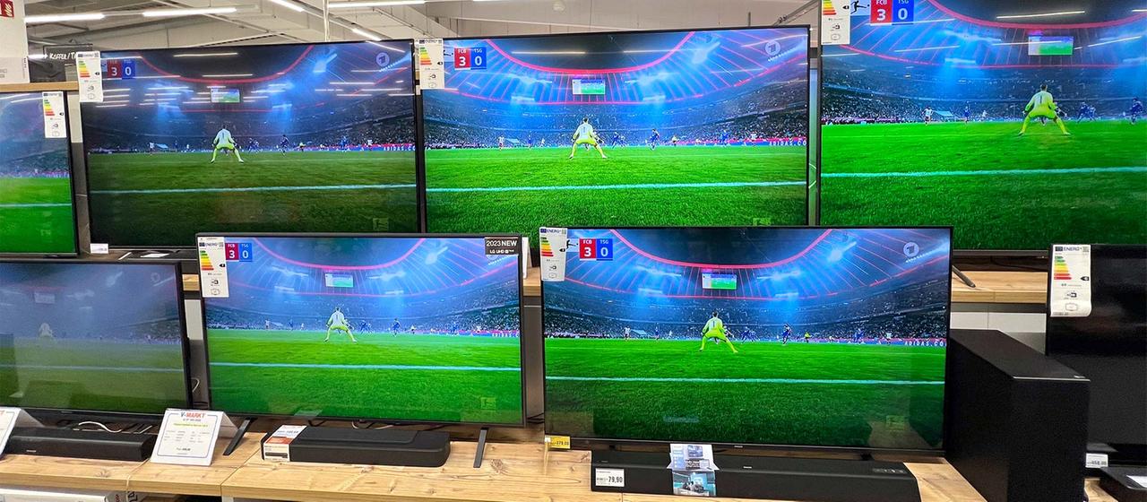 Flachbildschirme in verschiedenen Größen in einem Elektronikmarkt.