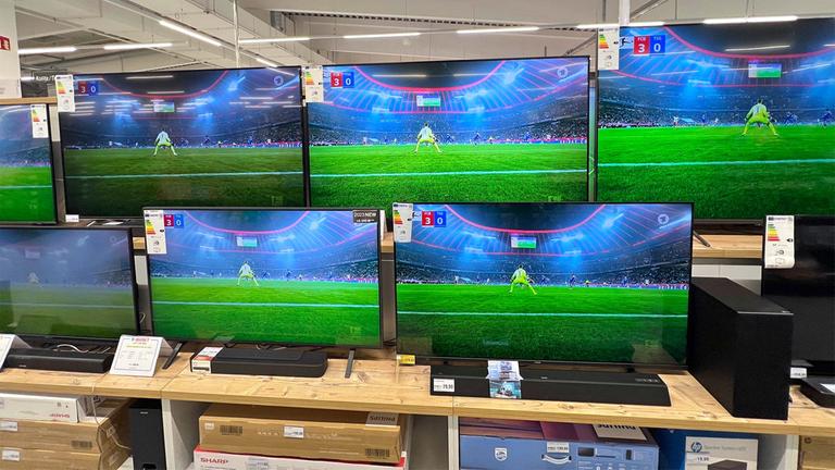 Flachbildschirme in verschiedenen Größen in einem Elektronikmarkt.