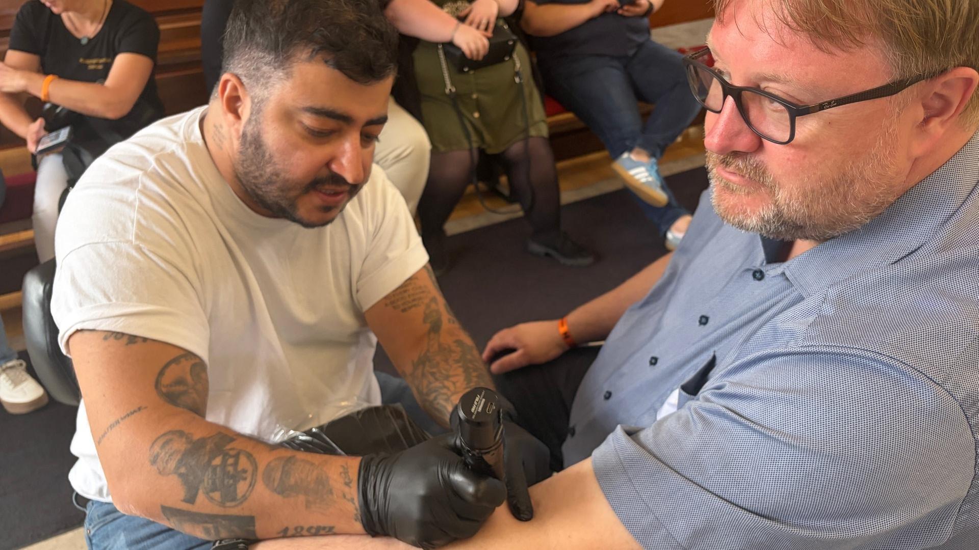 Kirche wird zum Tattoostudio: Glaubensbekenntnisse auf der Haut