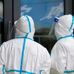 Mitglieder des WHO-Untersuchungsteams vor einer Klinik in Wuhan (China) im Januar 2021.