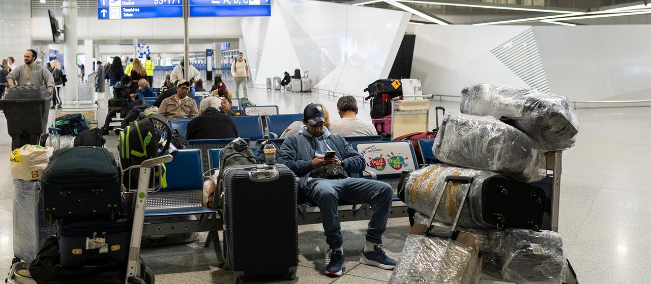 Reisende warten an einem Flughafen. (Archivbild: 9.4.2025)