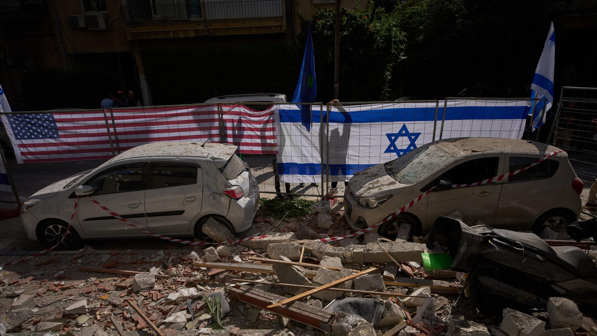 Der Einschlagsort der iranische Rakete in Ramat Gan, Israel | AP