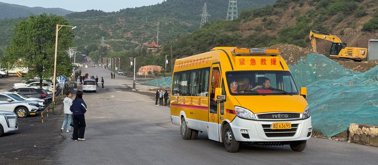Menschen stehen vor einem Kohlebergwerk in der chinesischen Provinz Shanxi, in der es eine Explosion gegeben hat