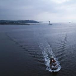 Ein Schiff fährt auf der Ostsee.