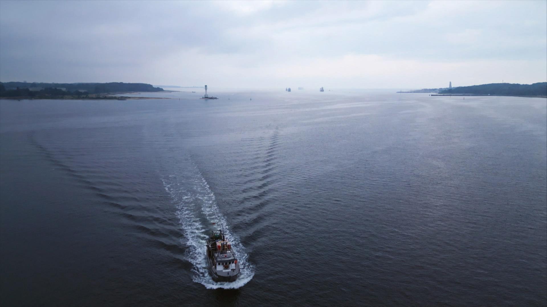 Ein Schiff fährt auf der Ostsee. | NDR