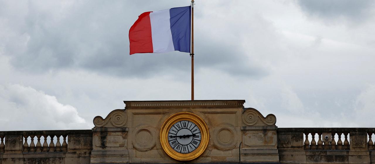 Die französische Flagge über dem Gebäude der Nationalversammlung in Paris