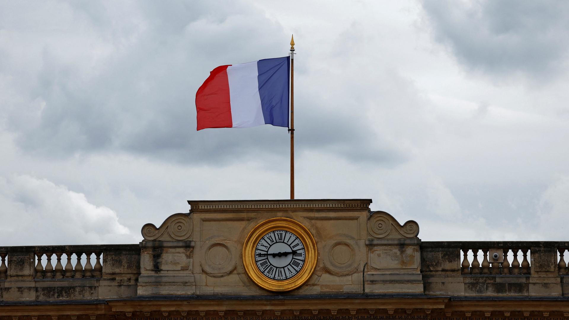 Die französische Flagge über dem Gebäude der Nationalversammlung in Paris | REUTERS