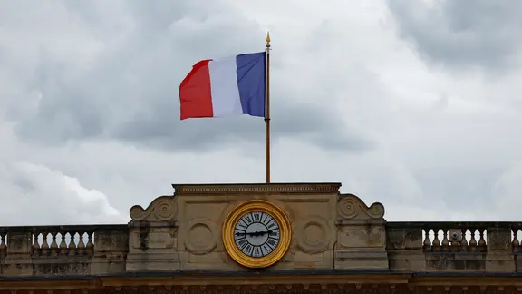 Die französische Flagge über dem Gebäude der Nationalversammlung in Paris | REUTERS Die französische Flagge über dem Gebäude der Nationalversammlung in Paris