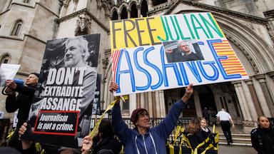 Pro-Assange-Aktivisten protestieren vor dem Royal Courts of Justice in London.