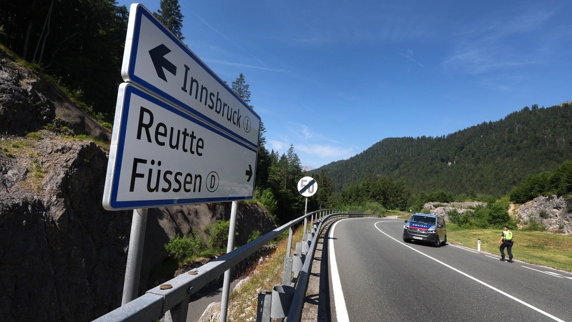 Polizei auf dem Fernpass bei Reutte (Symbolbild) | picture-alliance / Reportdienste, picture alliance/dpa | Karl-Josef Hildenbrand