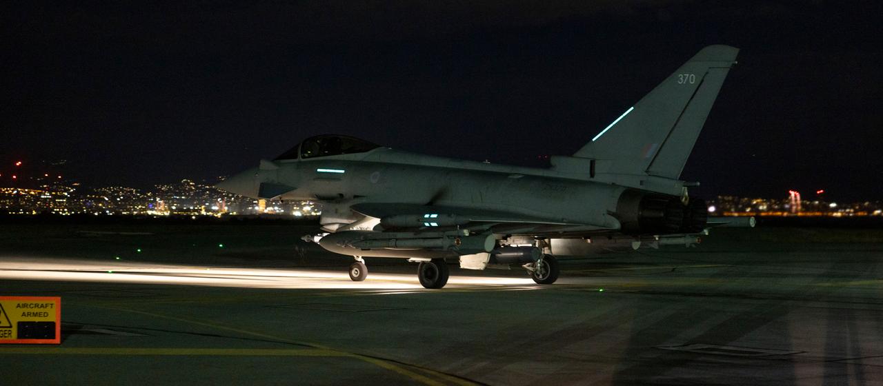 Ein von der Royal Air Force zur Verfügung gestelltes Foto zeigt ein "Typhoon"-Flugzeug, das sich auf den Start auf einem Stützpunkt an einem unbekannten Ort im Nahen Osten vorbereitet.