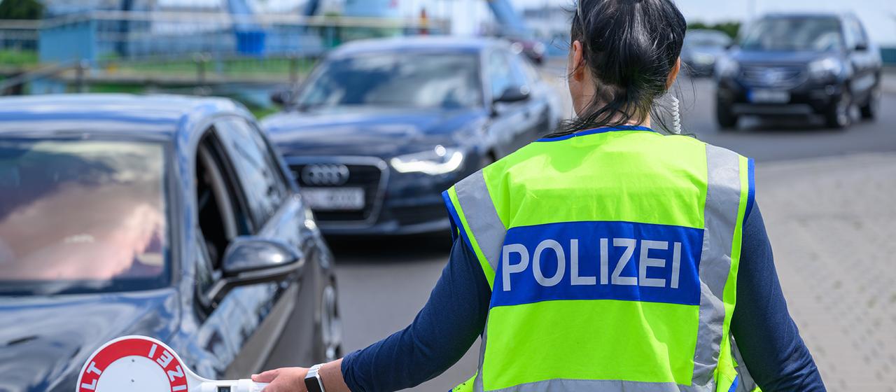 Eine Beamtin der Bundespolizei stoppt ein Fahrzeug bei der Einreisekontrolle am deutsch-polnischen Grenzübergang Stadtbrücke.