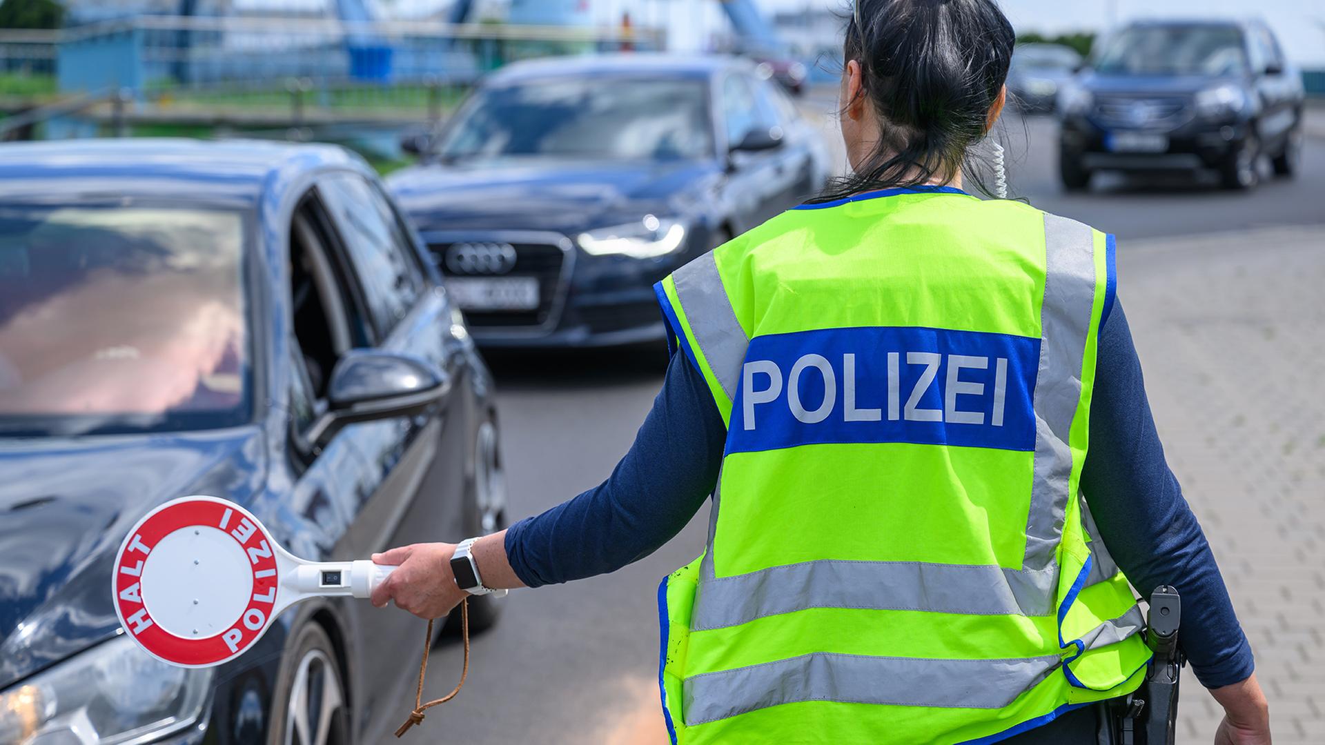 Eine Beamtin der Bundespolizei stoppt ein Fahrzeug bei der Einreisekontrolle am deutsch-polnischen Grenzübergang Stadtbrücke. | dpa