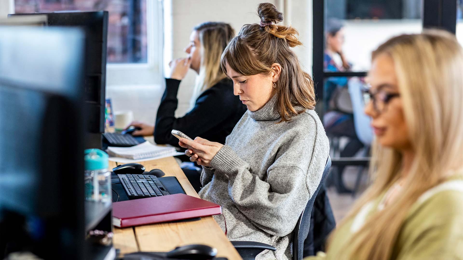 Frauen arbeiten in einem BÃ¼ro. | picture alliance / Westend61