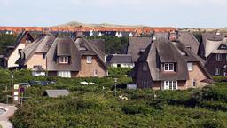 Reetgedeckte Ferienhäuser stehen in Rantum auf der Nordseeinsel Sylt (Archivbild: 27.7.2011).