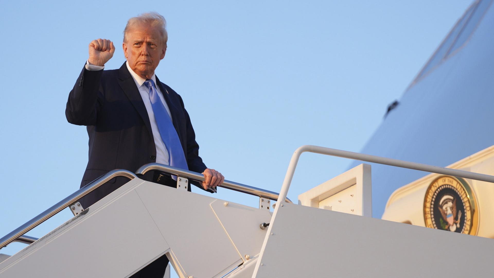 US-Präsident Trump beim Einsteigen in die Air Force One | AP