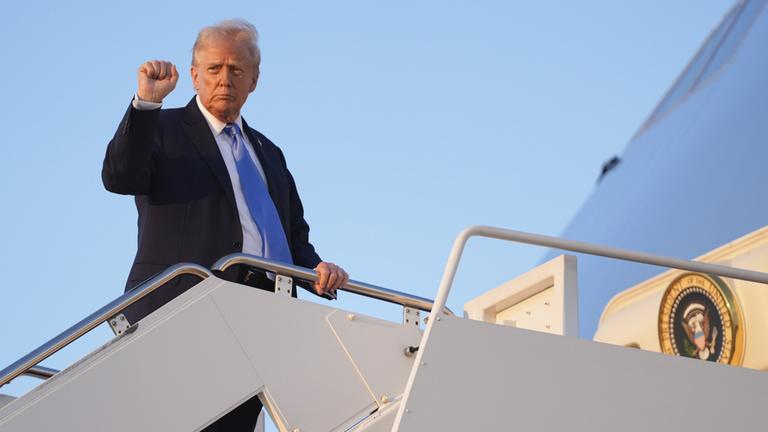 US-Präsident Trump beim Einsteigen in die Air Force One